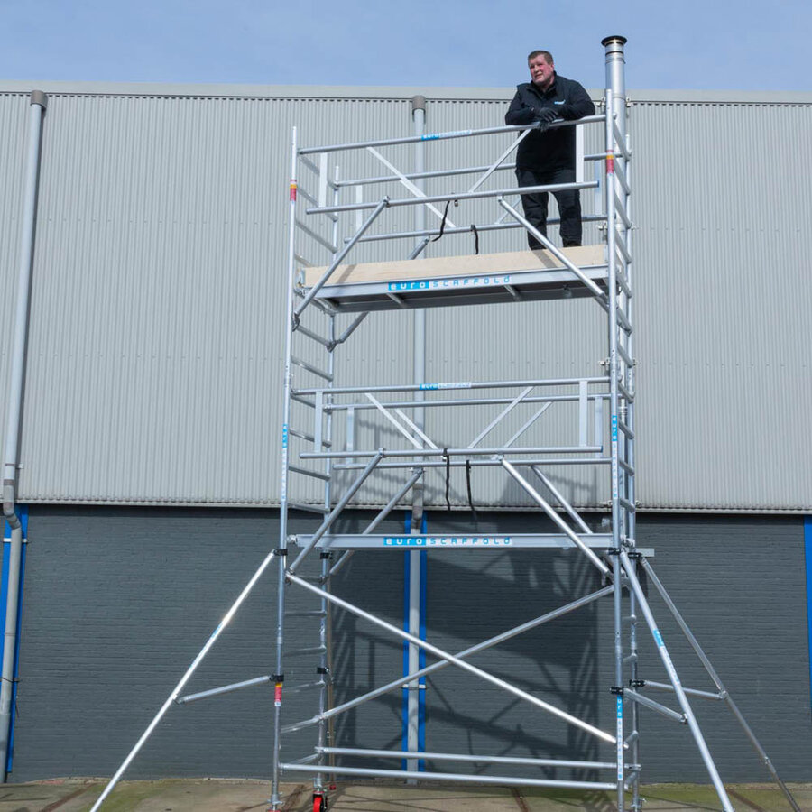 Euroscaffold Rolsteiger Basic 135x305 10,2m werkhoogte carbon vloer tegen de gevel