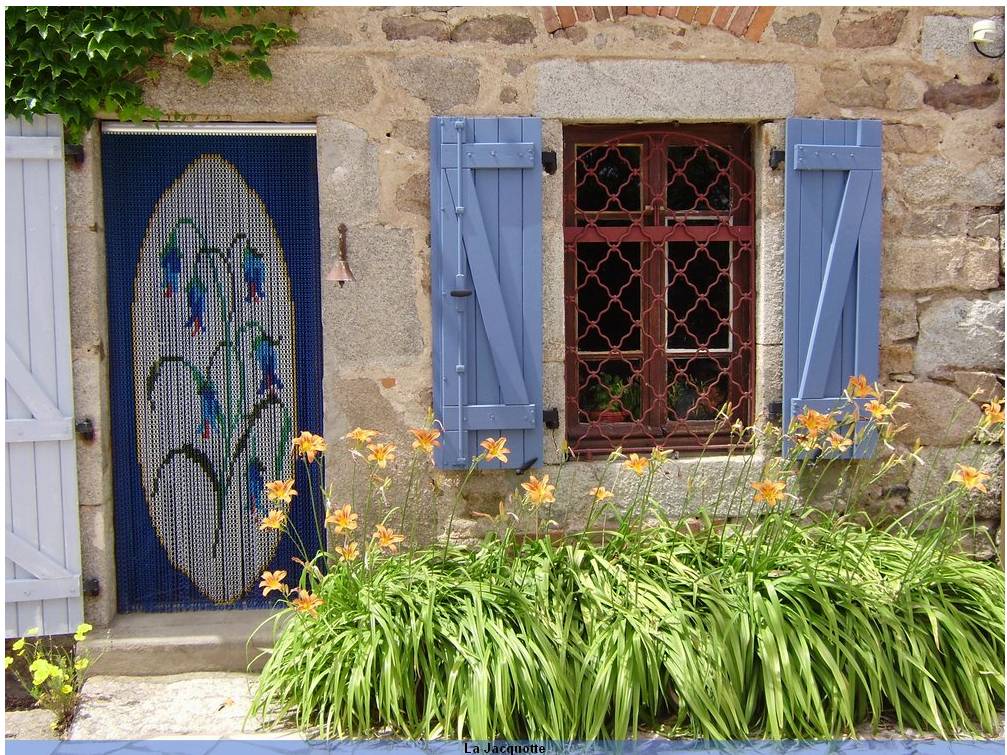 Aluminium kettinggordijn met motief en decoratieve uitstraling in deuropening