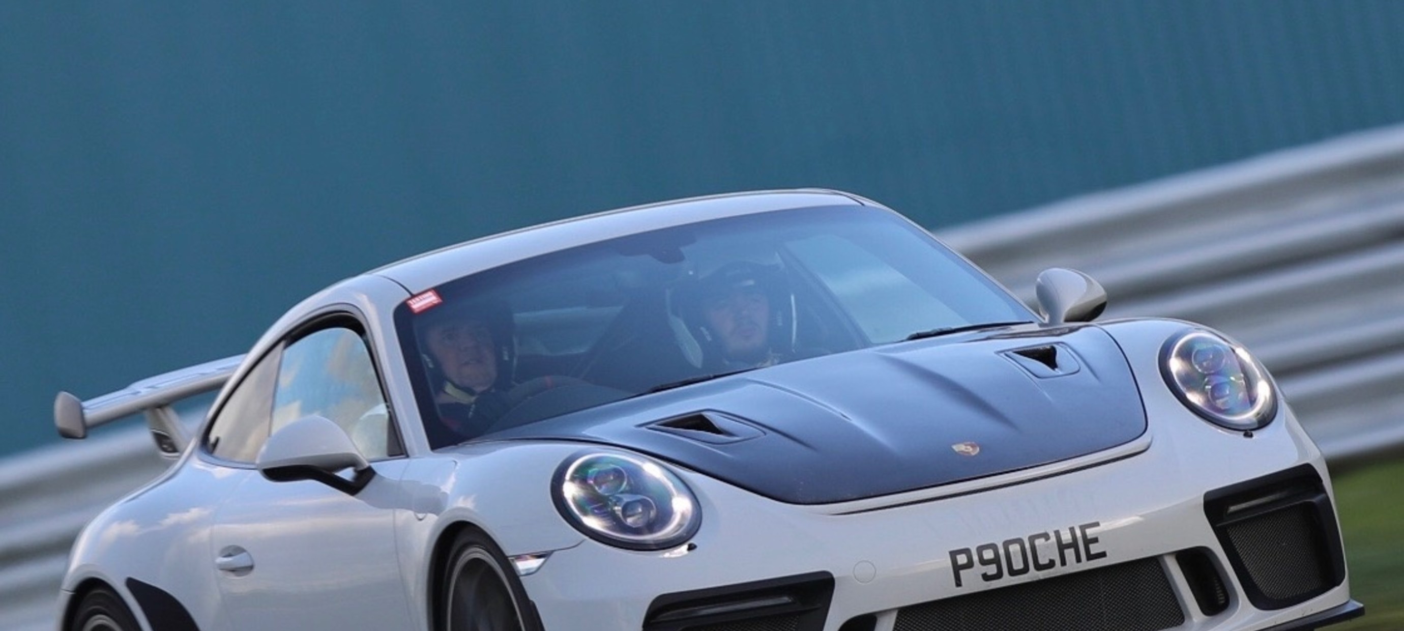 Porsche GT3 met carbon motorkap