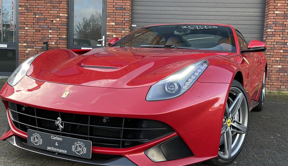 Ferrari F12 mit Carbon-Kit und Capristo-Auspuff