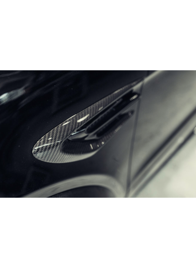 Logo Bentley Bentayga sullo schermo laterale in carbonio