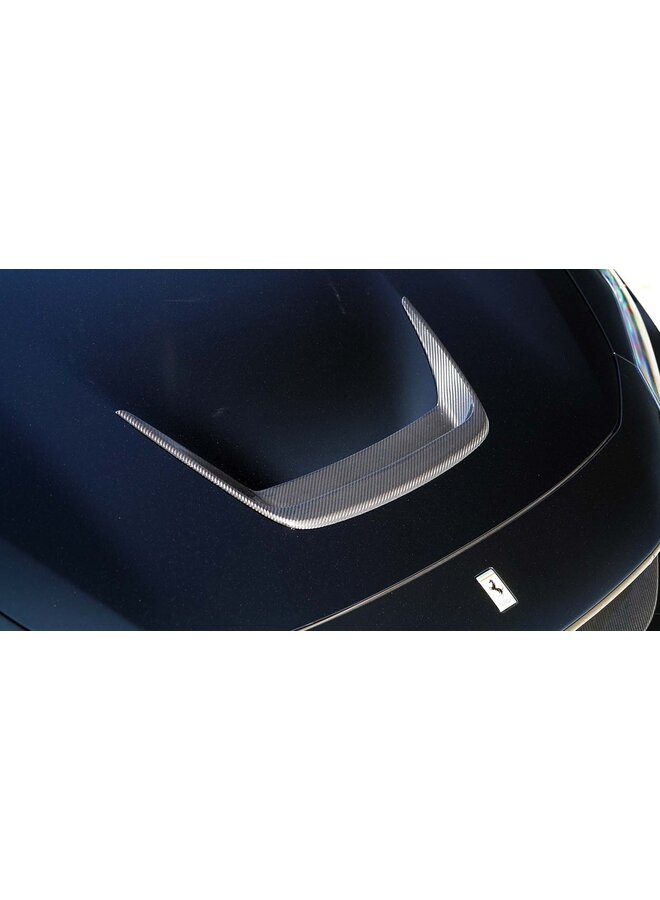 Ferrari F8 Tributo / Spider em carbono no capô do porta-malas