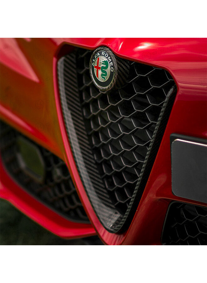 Alfa Romeo Giulia V Grill com moldura de emblema
