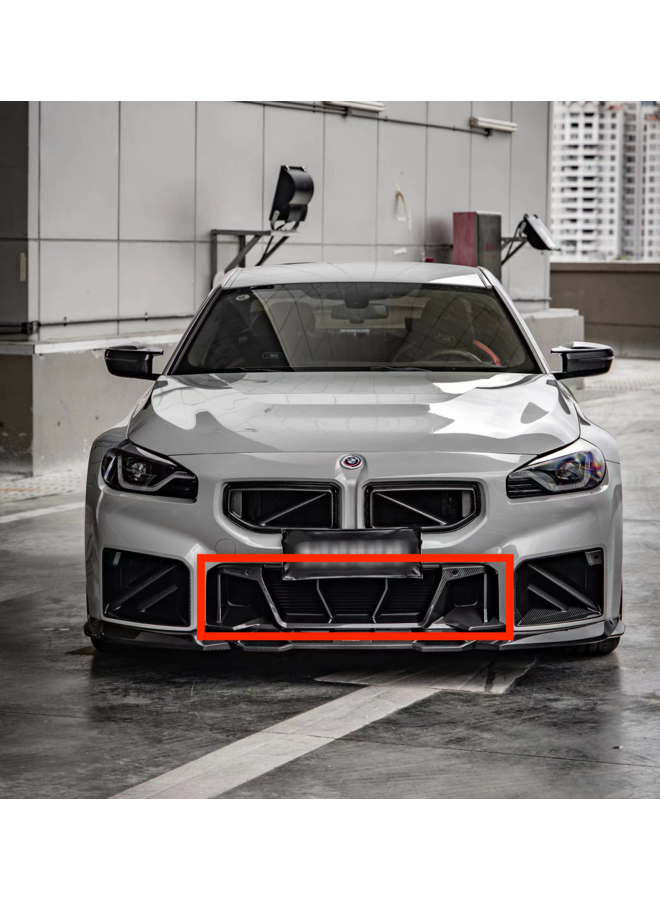 BMW G87 M2 Carbon Frontstoßstange unter der Lufthutze des Grills