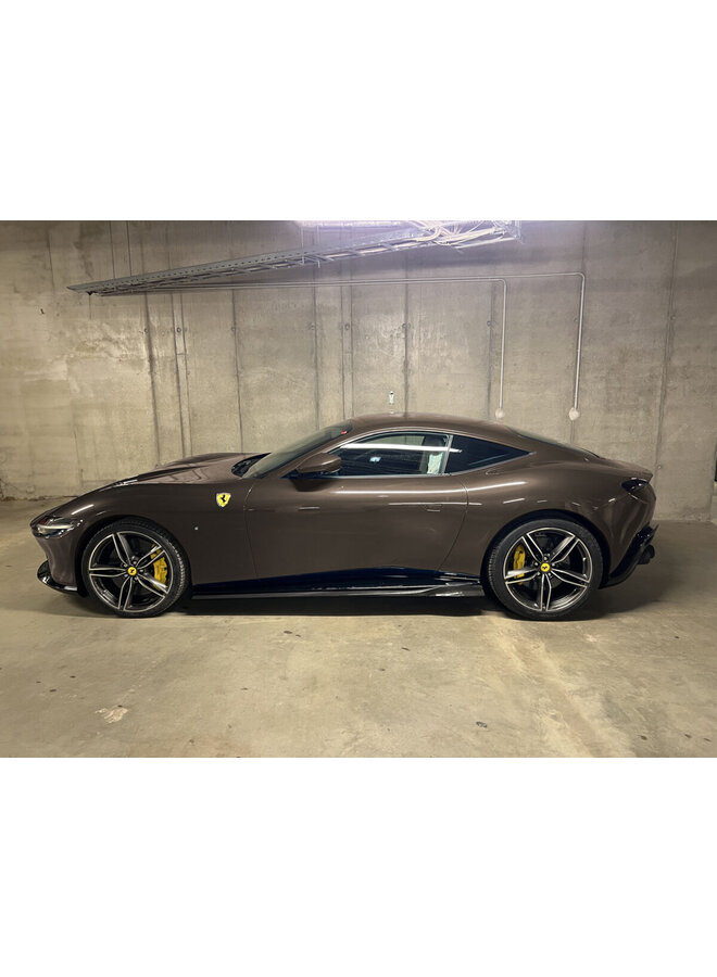 Extensões de saia lateral de carbono Ferrari Roma