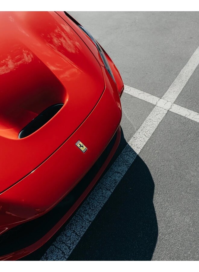 Se trata de un conducto de entrada de aire del capó de carbono del Ferrari F8 Tributo.