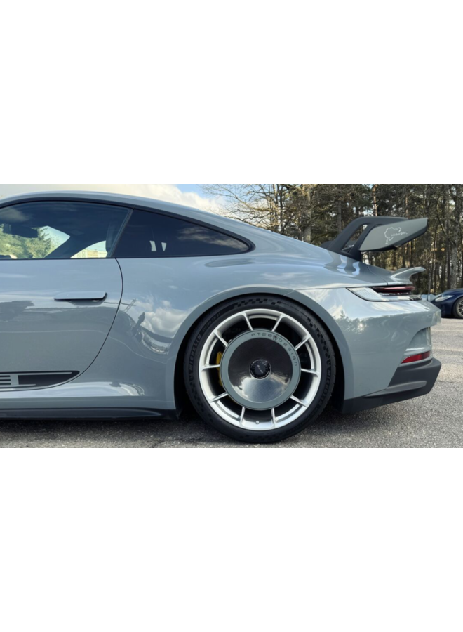 Si tratta di un set di coperture per cerchi con dischi aerodinamici in carbonio per Porsche 911 992 GT3