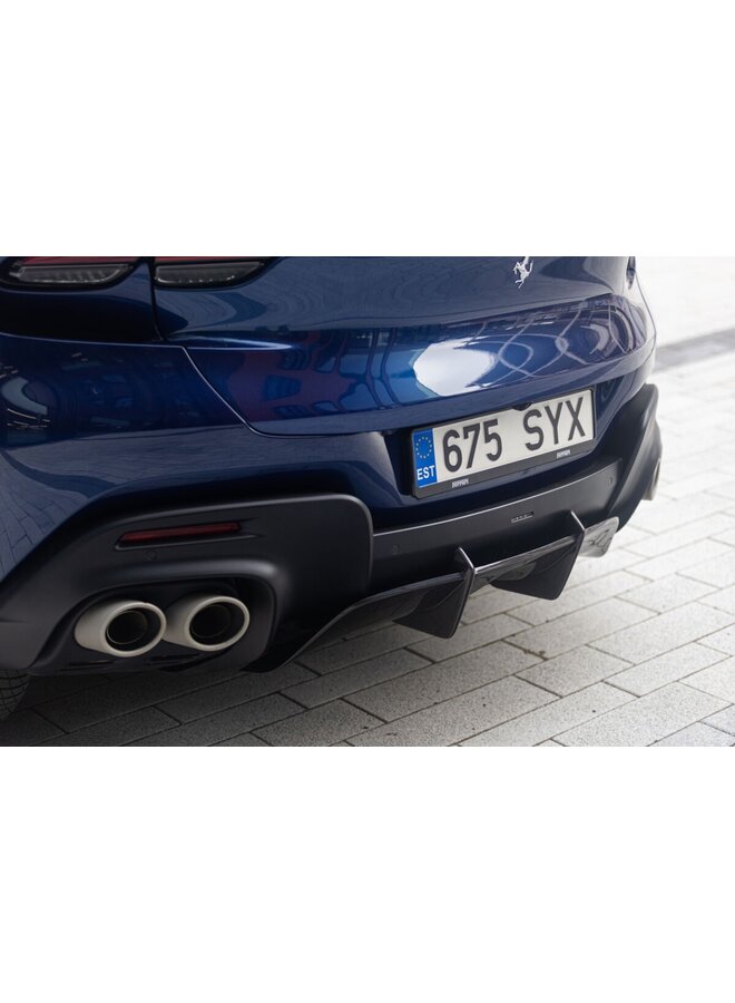 Trata-se de um difusor de carbono Ferrari Purosangue