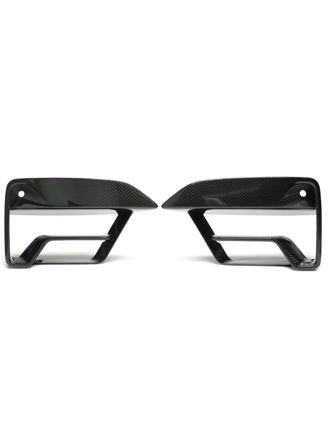 Dit betreft een set BMW F90 M5 LCI Carbon voorbumper lucht happen cover canard