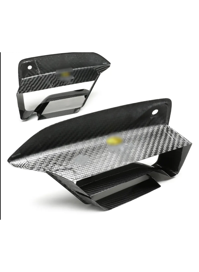 Dit betreft een set BMW F90 M5 LCI Carbon voorbumper lucht happen cover canard