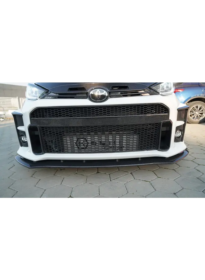 Se trata de una moldura de parrilla del parachoques delantero de carbono del Toyota Yaris GR.