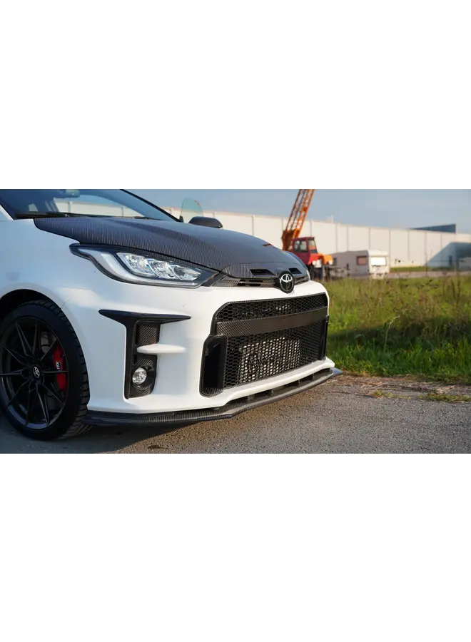 Se trata de una moldura de parrilla del parachoques delantero de carbono del Toyota Yaris GR.
