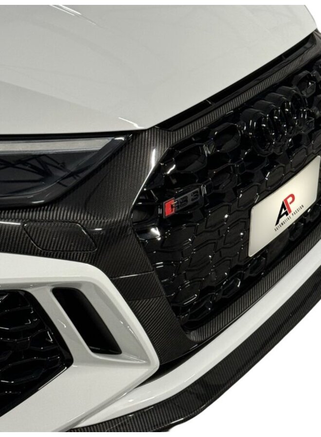 Si tratta di una griglia in carbonio Audi RS3 8Y