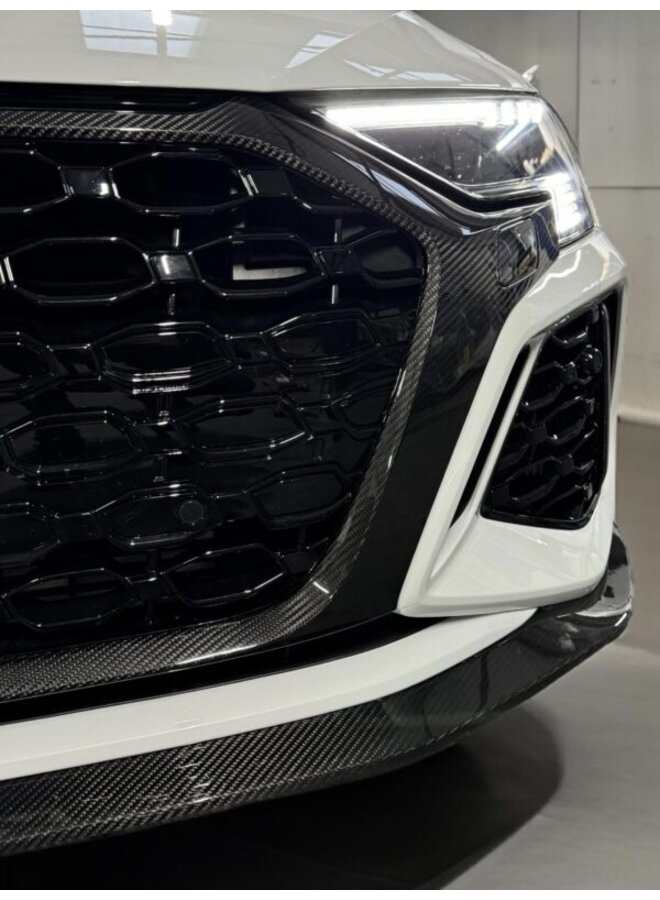 Es handelt sich um einen Audi RS3 8Y Carbon Grill