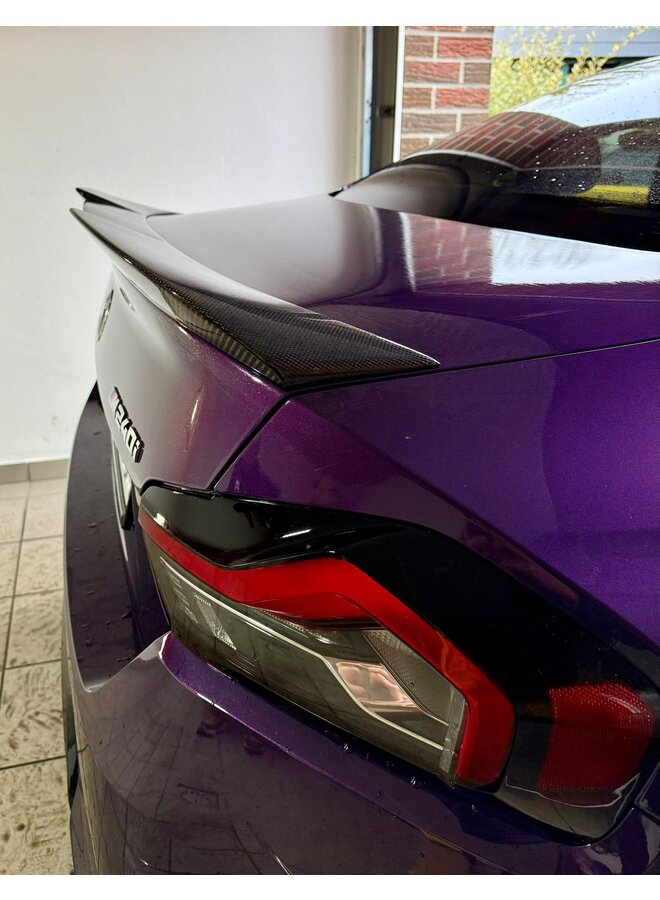 Trata-se de um BMW G87 M2 | G42 Série 2 Carbono A Spoiler