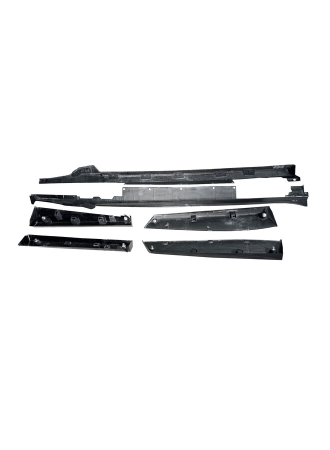 Dit betreft een set Ferrari Purosangue Carbon OEM Style carbon side skirt extensions