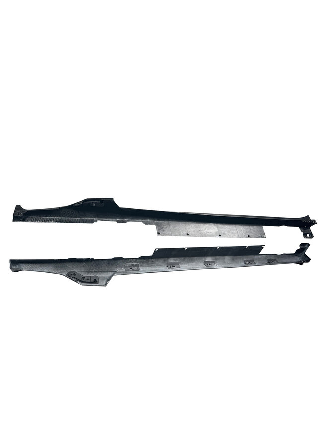 Este es un conjunto de extensiones de faldón lateral de carbono estilo OEM de Ferrari Purosangue Carbon.