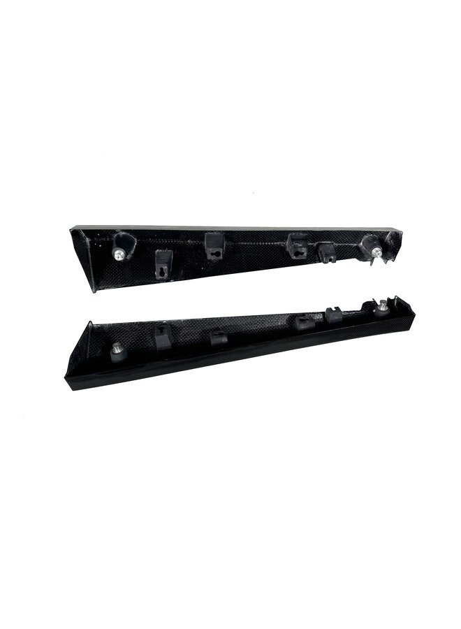 Este es un conjunto de extensiones de faldón lateral de carbono estilo OEM de Ferrari Purosangue Carbon.