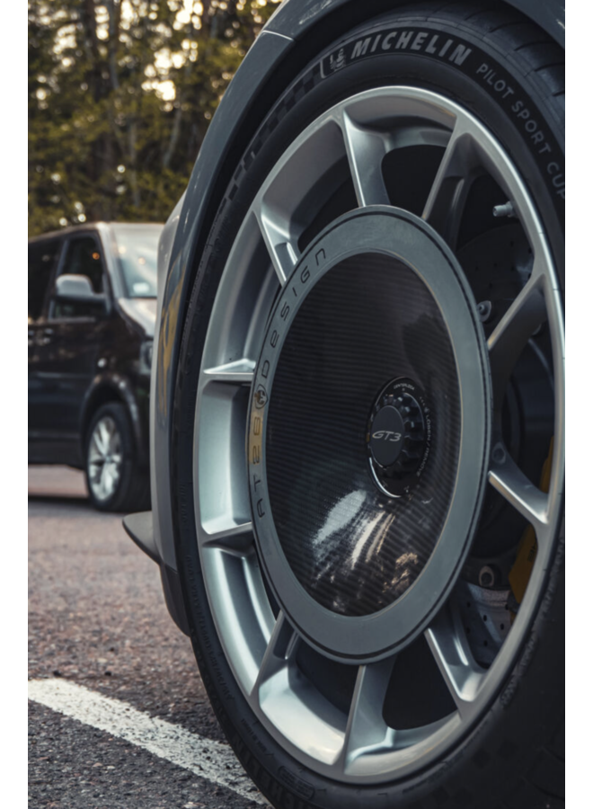 Este es un juego de cubiertas para llantas y discos aerodinámicos de carbono Porsche 911 992 GT3RS.