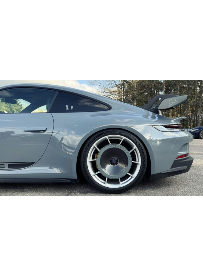 Questo è un set di cerchi aerodinamici in carbonio Porsche 911 992 GT3RS