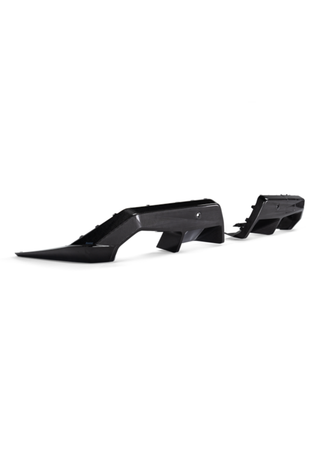 Se trata de un kit de difusor Akrapovic de carbono para BMW G90 G99 M5.