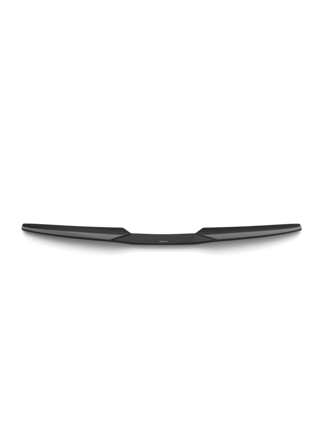 Este es un borde de alerón de maletero de fibra de carbono Akrapovic para BMW G90 M5
