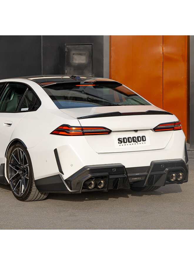 Dit betreft de BMW G90 G99 M5 SQ Carbon diffuser set V1 & V2