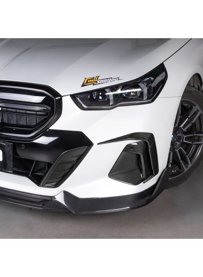 Dit betreft een set BMW G60 G61 carbon voorbumper carbon canards