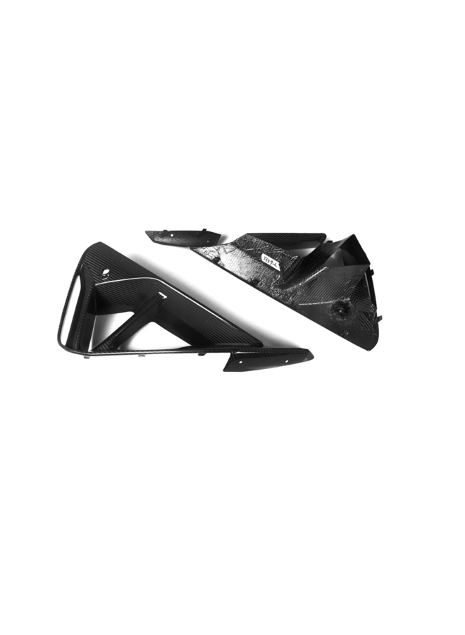 Este é um conjunto de entrada de ar do para-choque dianteiro de carbono BMW Série 2 G42