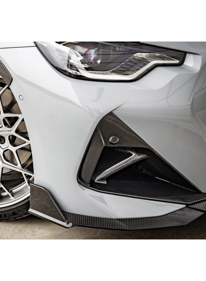 Dies ist ein Satz Carbon-Lufteinlässe für die Frontstoßstange des BMW 2er G42