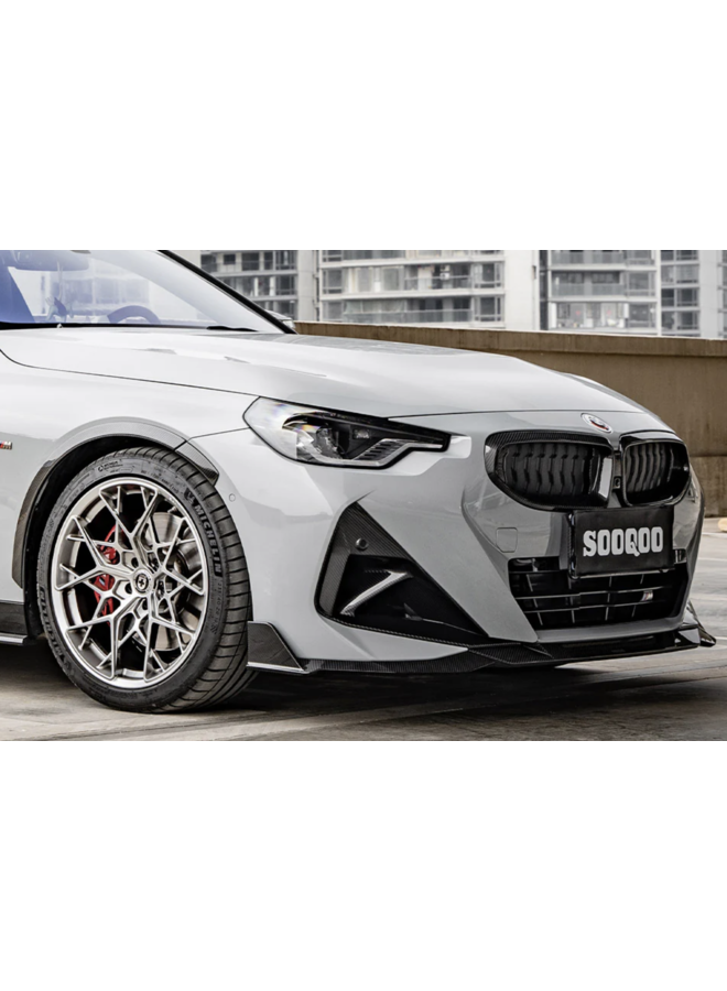 Dies ist ein Satz Carbon-Lufteinlässe für die Frontstoßstange des BMW 2er G42