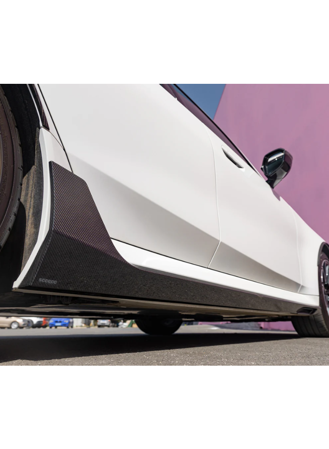 Il s'agit d'un ensemble d'extensions de jupes latérales en carbone BMW G90 G99 M5 SQ