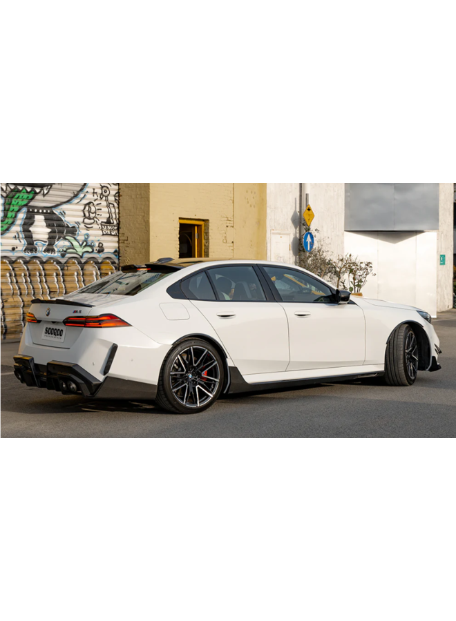 Este es un conjunto de extensiones de faldón lateral de carbono SQ para BMW G90 G99 M5