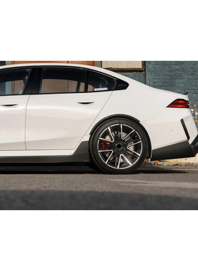 Este es un conjunto de extensiones de faldón lateral de carbono SQ para BMW G90 G99 M5