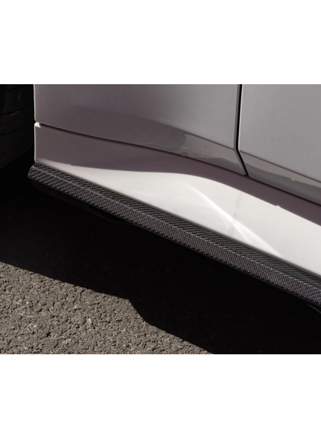 Este es un conjunto de extensiones de faldón lateral de carbono SQ para BMW G90 G99 M5