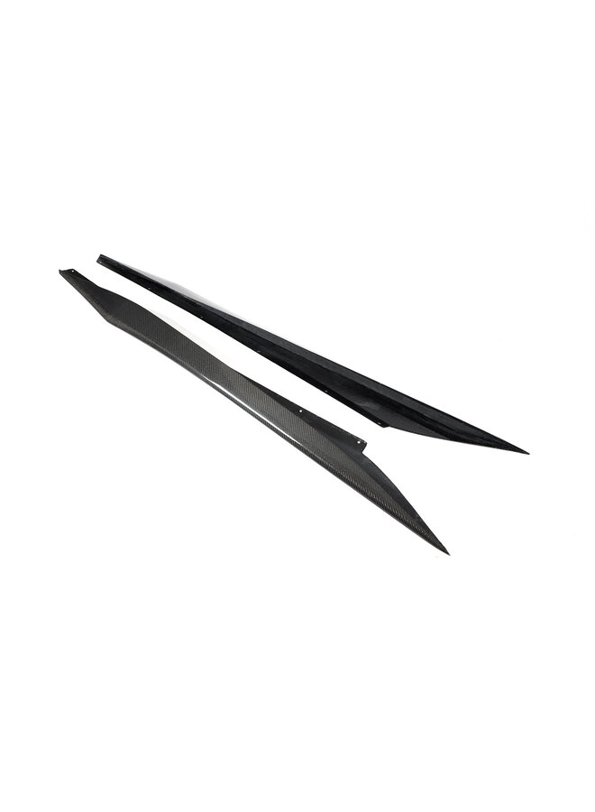 Este es un complemento de extensión de faldón lateral de carbono para Corvette C8.