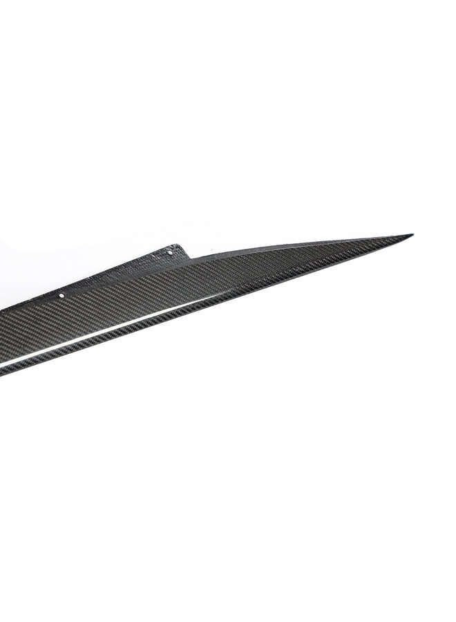 Este es un complemento de extensión de faldón lateral de carbono para Corvette C8.