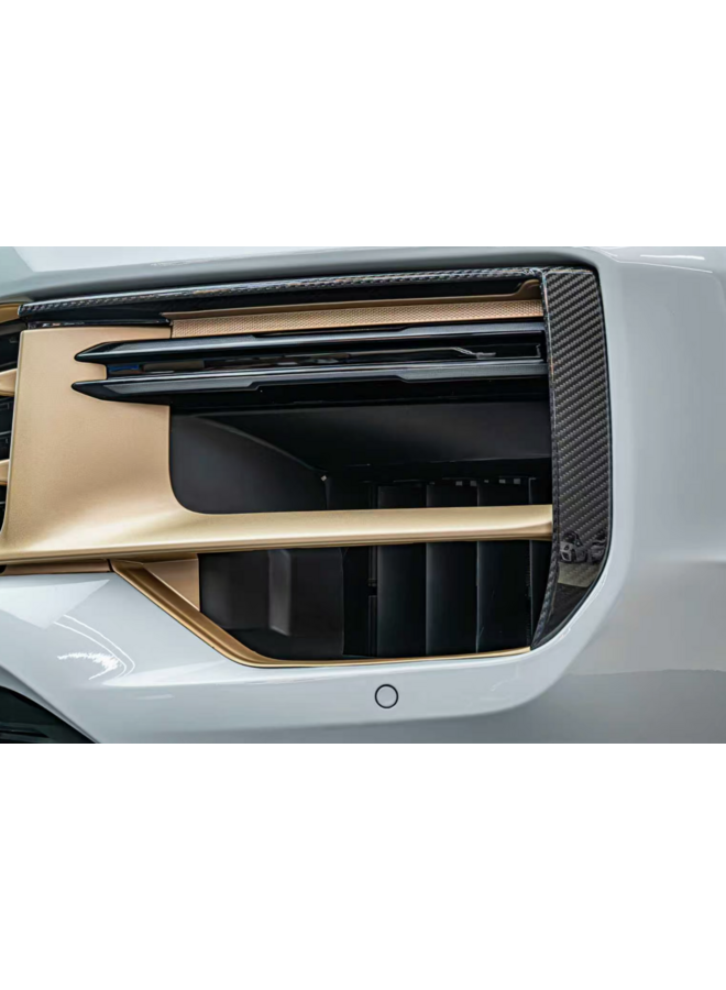 Se trata de un Porsche Cayenne / Cayenne coupé con parrilla de carbono canard 2024+