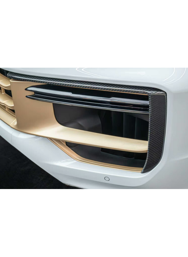 Se trata de un Porsche Cayenne / Cayenne coupé con parrilla de carbono canard 2024+