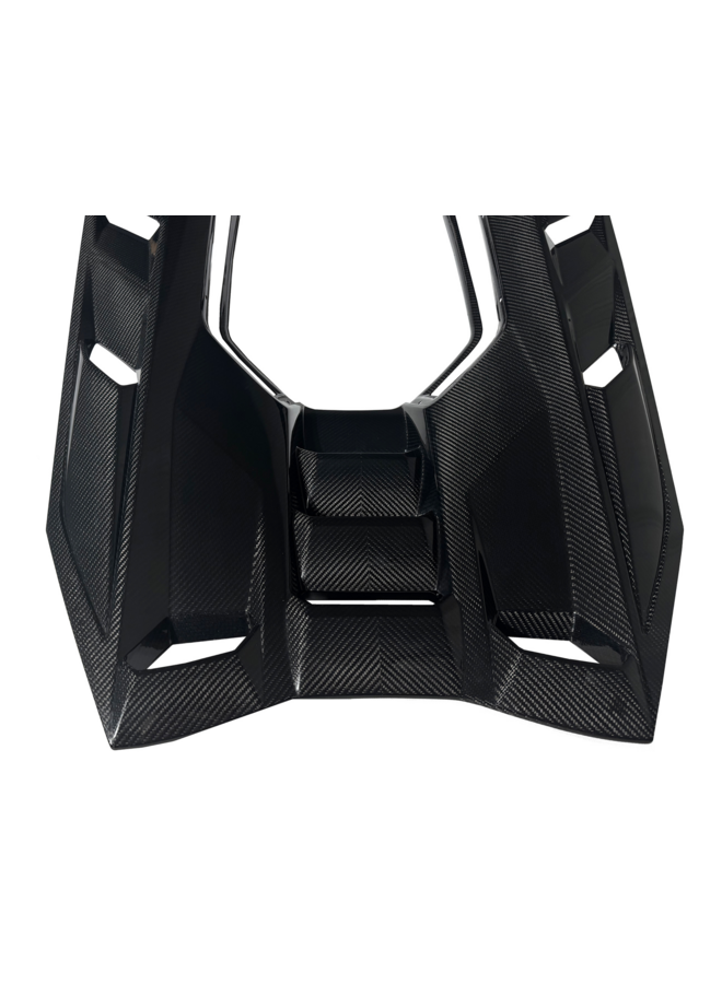 Esta é uma tampa de válvulas do motor em fibra de carbono para um Lamborghini Revuelto.