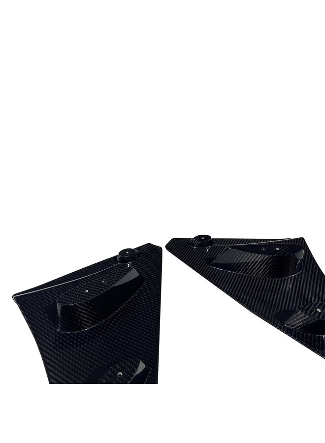 Cela concerne un panneau de fixation de porte en carbone pour Lamborghini Revuelto.