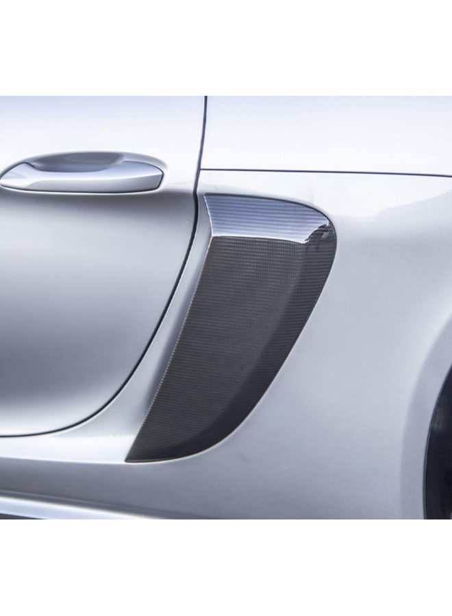 Esta es una toma de aire lateral de fibra de carbono para Porsche 718 Cayman/Boxster.