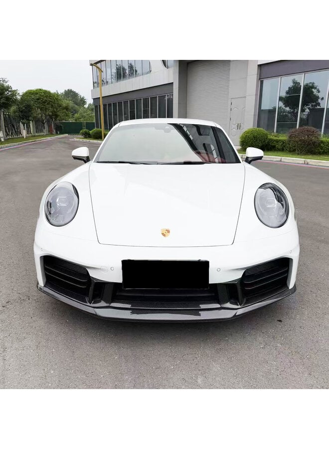 Este é um spoiler dianteiro em fibra de carbono para Porsche 992.2 Carrera, modelo Sport – peça de reposição.