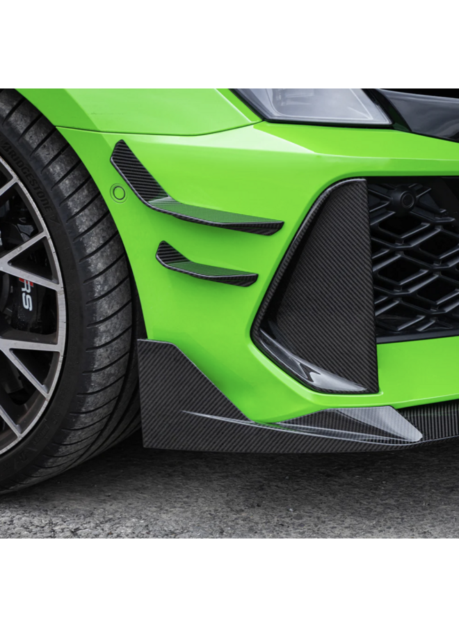 Este es un conjunto de alerones de parachoques delantero de carbono Audi RS3 8Y Facelift