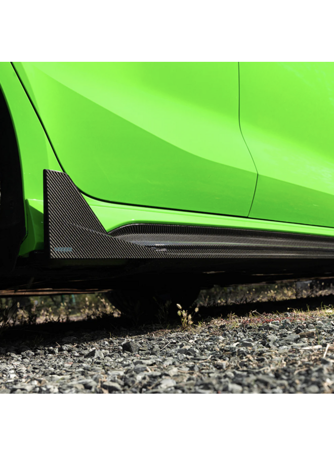 Este es un conjunto de extensiones de faldón lateral de carbono Audi RS3 8Y Facelift SQ