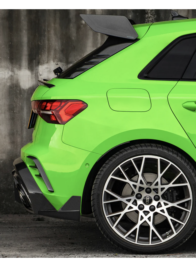 Il s'agit d'un ensemble d'inserts de pare-chocs avant en carbone SQ pour Audi RS3 8Y Facelift SQ.