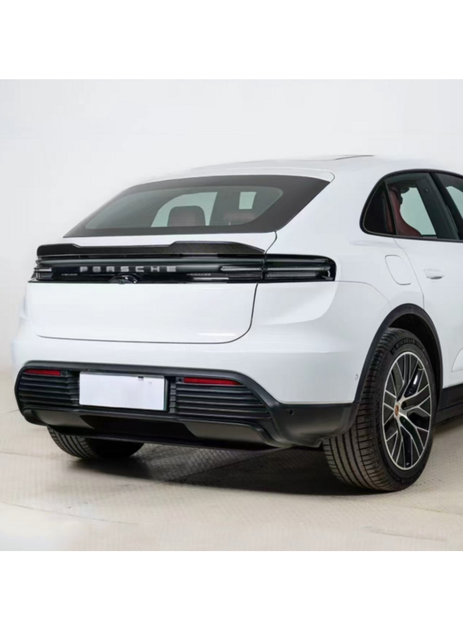 Cela concerne le becquet de coffre en fibre de carbone d'une Porsche Macan EV.