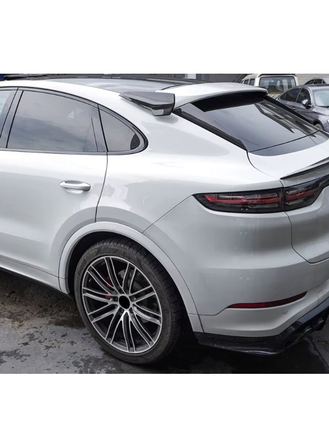 Dies ist ein Heckscheibenstreifen aus Kohlefaser für den Porsche Cayenne Coupé.