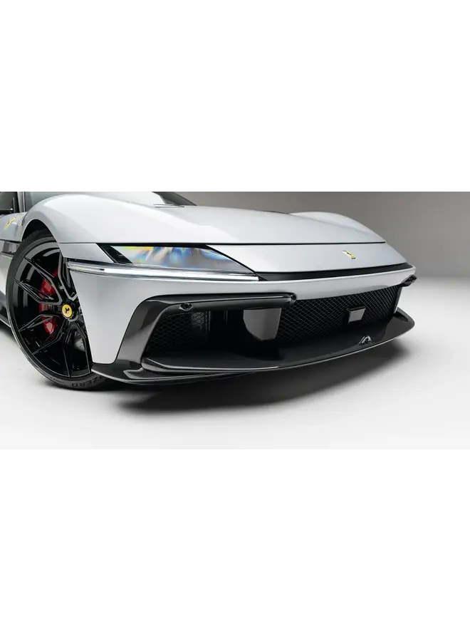 Dies ist ein Satz Ferrari 12Cilindri Carbon-Frontstoßstangen-Canards