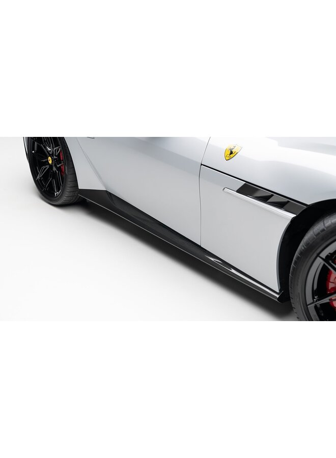 Il s'agit d'un ensemble d'extensions de bas de caisse Novitec en carbone pour Ferrari 12Cilindri.